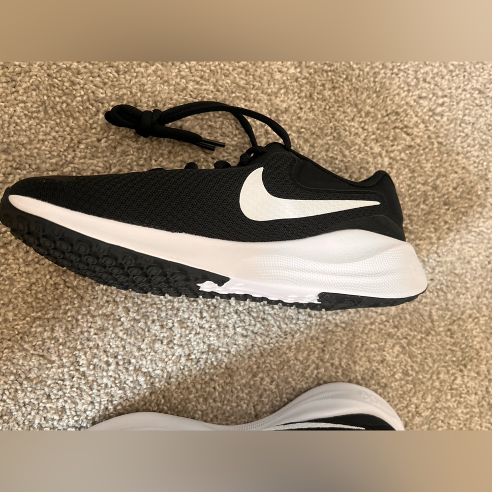 NWT Nike Dual-Tone Black and White Running Shoes